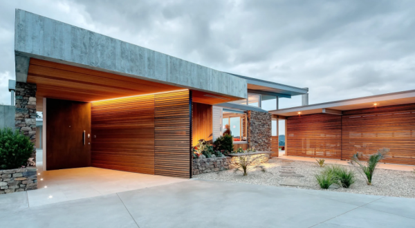 Kombinasi dinding beton dan kayu untuk tampilan elegan